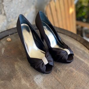 Black satin pumps💜